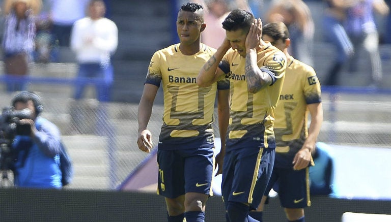 Jugadores de Pumas, durante enfrentamiento contra Pachuca