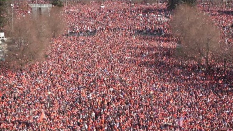 Vista aérea del desfile de los Broncos