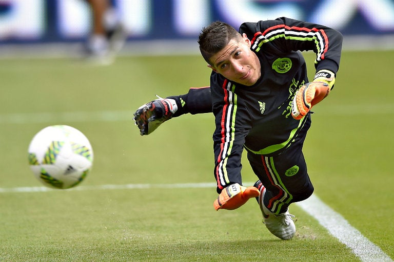 Pikolín se lanza en entrenamiento con la Selección Mexicana