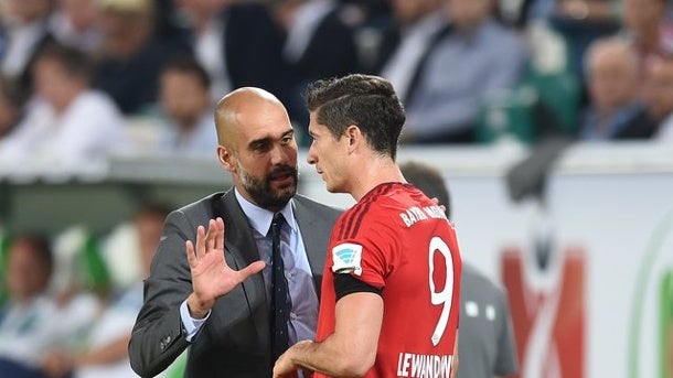 Lewandowski y Guardiola platican en juego del Bayern Munich