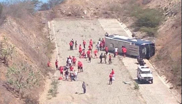 Autobús de Huracán sufre volcadura