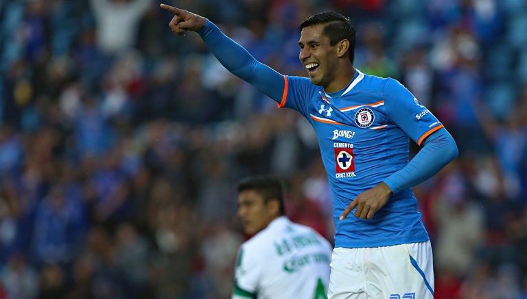 Jorge Benítez celebra un gol con Cruz Azul