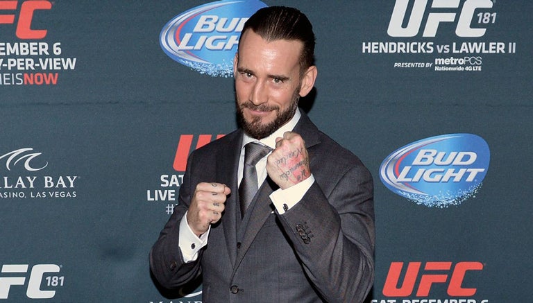 CM Punk posa como peleador de la UFC