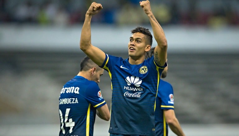 Rifle Andrade celebrando una anotación en el Estadio Azteca