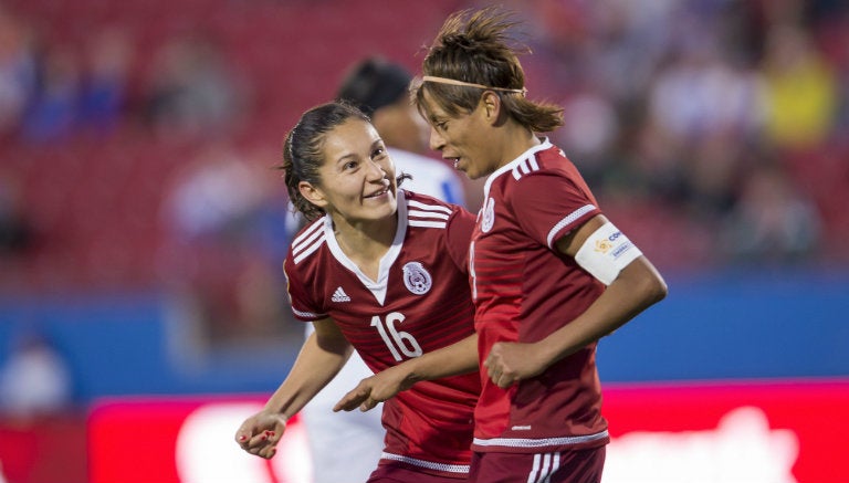 Maribel es felicitada luego de uno de sus goles contra Puerto Rico