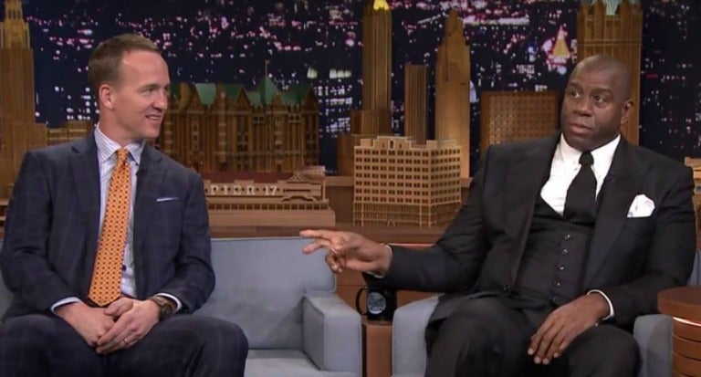 Peyton Manning junto a Magic Johnson en el programa Tonight Show