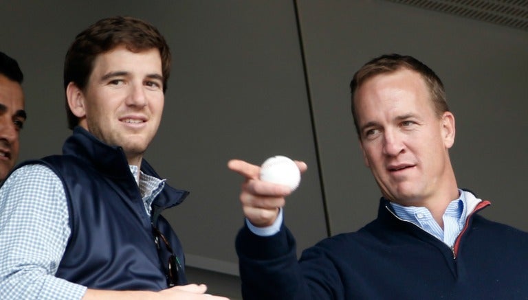 Eli y Peyton Manning en un evento