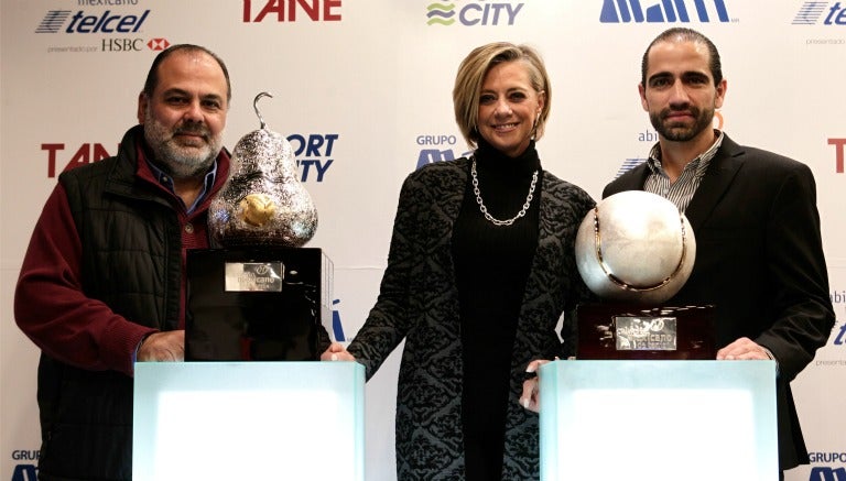 Zurutuza posa con los trofeos hechos por mexicanos para el ATM