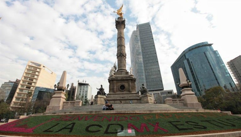 Así luce el Ángel de la Independencia con el mensaje al Papa