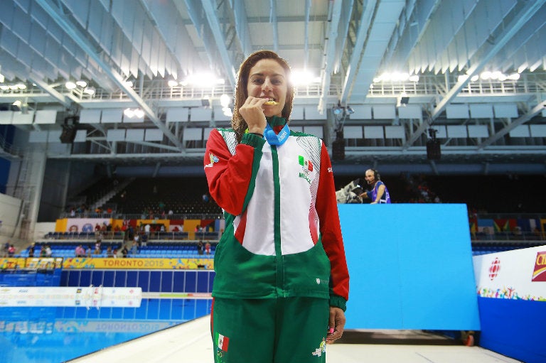 Paola Espinosa presume su medalla de Juegos Panamericanos