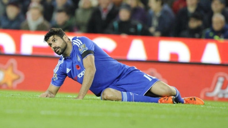 Diego Costa tendido en el césped durante un partido del Chelsea