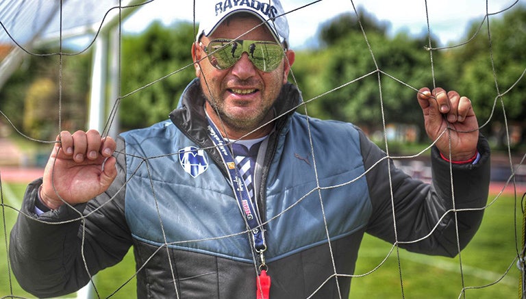 Mohamed posa en el arco de Rayados