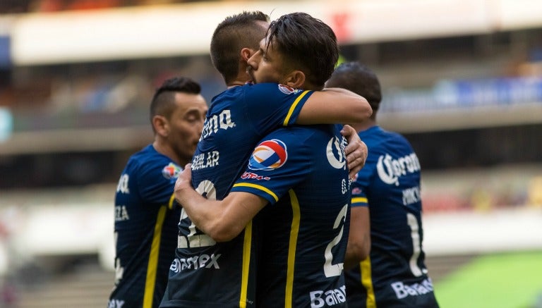 Oribe festeja un gol con sus compañeros