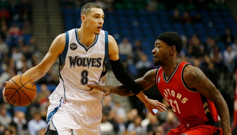 Zach LaVine intenta pasar a un rival