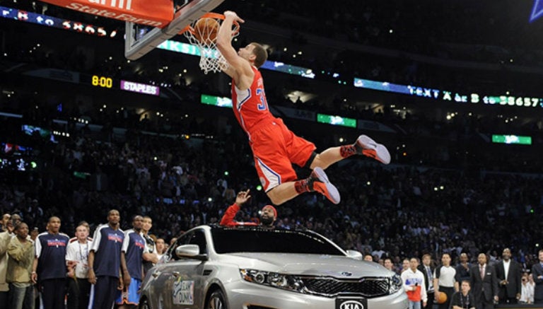 Blake Griffin hace espectacular clavada, saltando auto