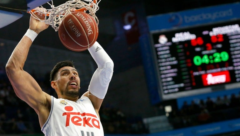 Ayón encestando en un partido del Real Madrid