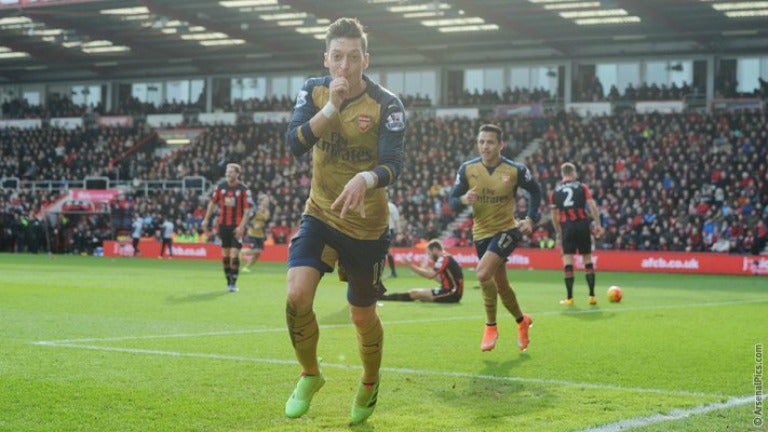 Özil celebra un gol en un partido del Arsenal