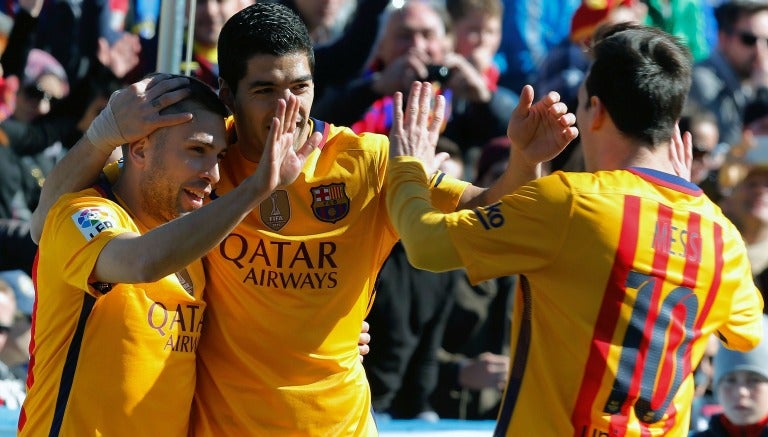 Luis Suárez celebra con sus compañeros un gol