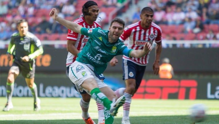 Boselli conectando el balón en el área rojiblanca