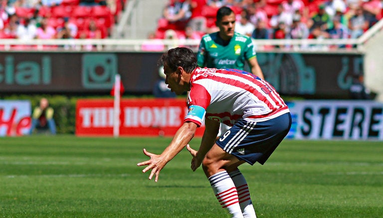 Omar Bravo se lamenta durante el encuentro frente al León