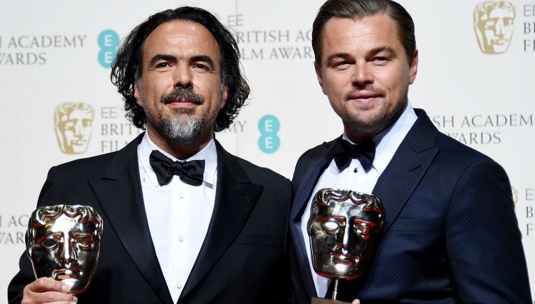 Iñarritu posando con DiCaprio tras obtener sus galardones