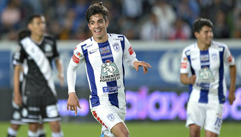 Rodolfo Pizarro celebra gol contra Puebla