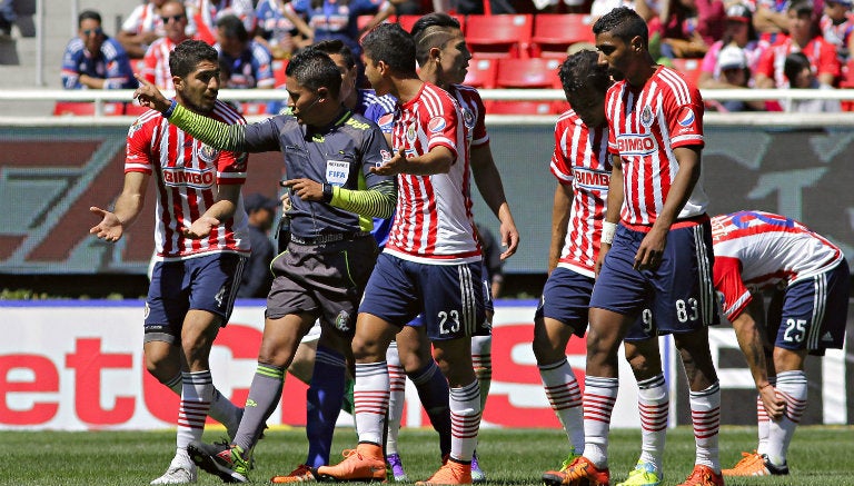 Jugadores de Chivas le reclaman al árbitro