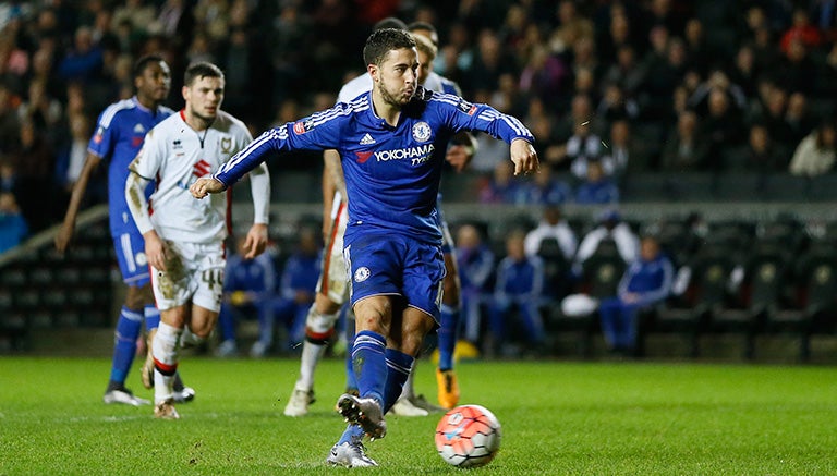 Hazard cobra un penalti en el partido contra el Milton Keynes Dons