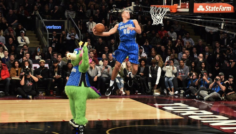 Gordon se dispone a clavar el balón tras ser asistido por su mascota