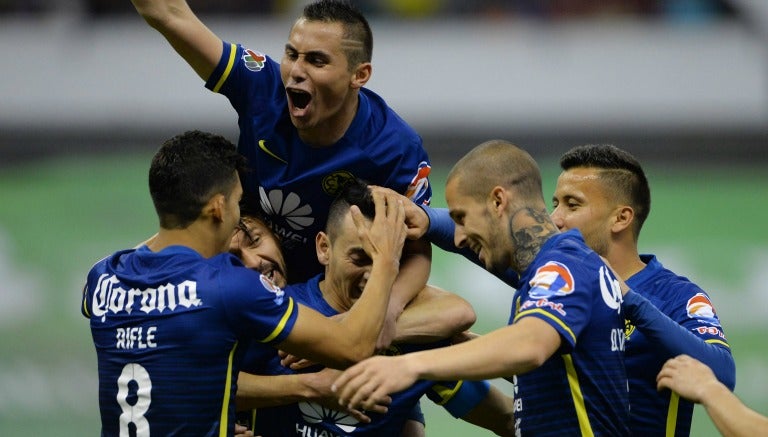 Jugadores azulcremas celebrando una anotación en el Azteca