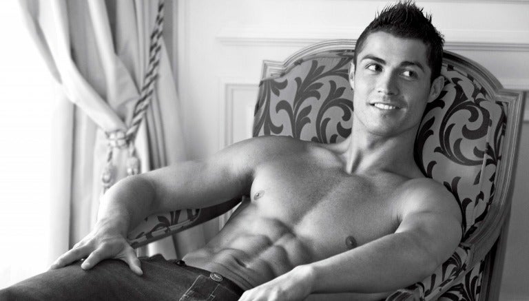 CR7 posando en una sesión de fotos