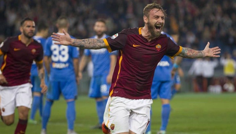 Daniele De Rossi celebrando una anotación con la Roma