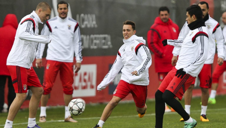 Raúl Jiménez y otros jugadores, durante un entrenamiento de Benfica