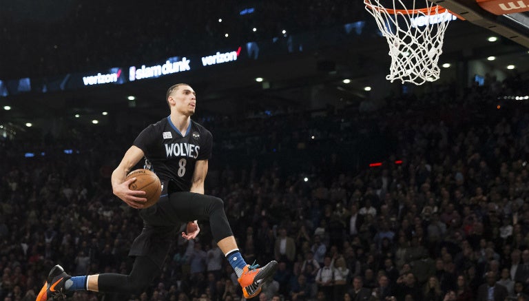 LaVine pasa el balón entre sus piernas con miras al aro