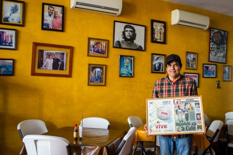 El señor José Luis dueño del restaurante, enseña una foto con una edición de RÉCORD