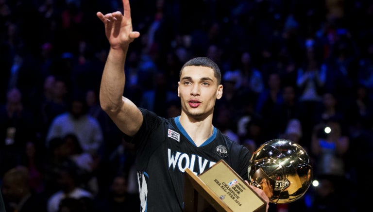 Zach LaVine con el trofeo al ganador