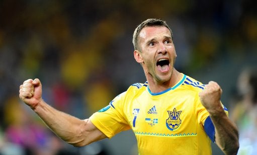 Shevchenko celebra un gol con Ucrania