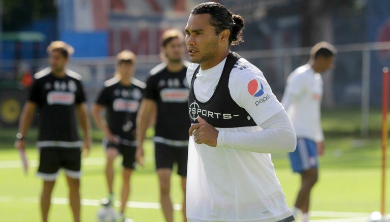 Carlos Peña en un entrenamiento con Chivas