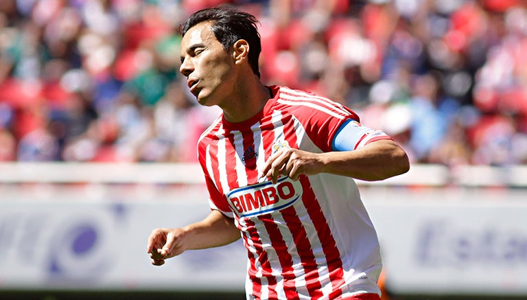 Omar Bravo en el partido contra León 