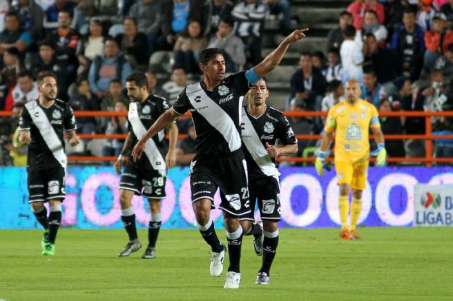 Patricio Araujo festeja gol contra Pachuca