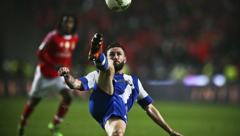 Layún durante el partido contra Benfica