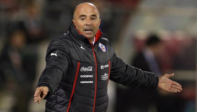 Sampaoli reclama una jugada en juego de Chile