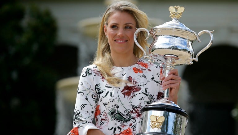 La alemana posa con el trofeo del Abierto de Australia en Melbourne