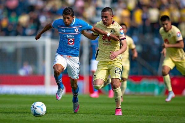 Rojas y Aguilar disputando el balón en el Clásico Joven