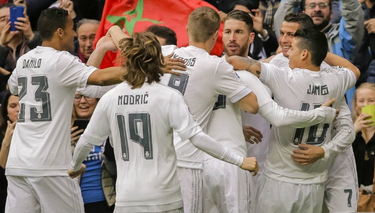 Jugadores del Real Madrid celebran anotación contra el Atlhetic