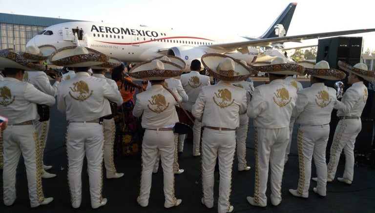 Mariachi le canta al Papa Francisco en el aeropuerto