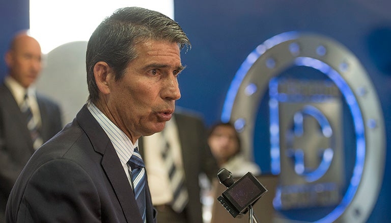 Eduardo de la Torre durante una conferencia con Cruz Azul