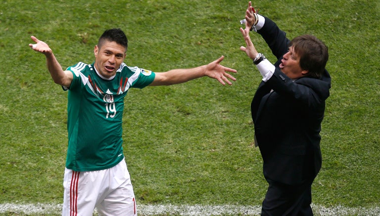 Oribe y Herrera celebran en juego del Tri