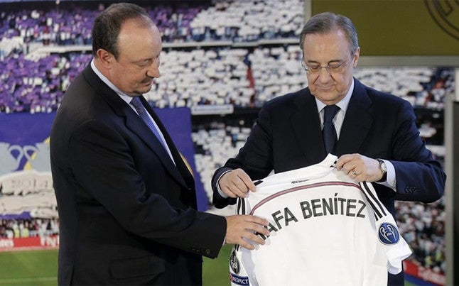 Benítez recibe un jersey de Florentino