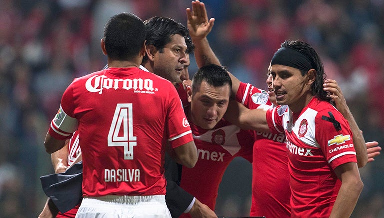 José Cardozo en el festejo del primer gol de Triverio 